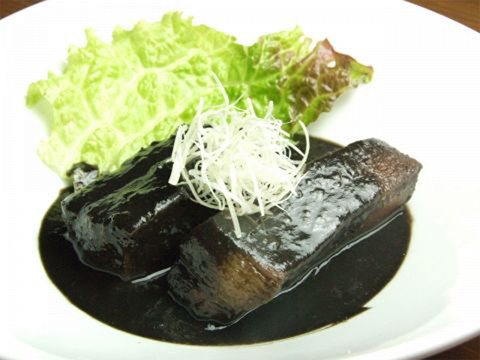 じっくり煮込んだラフティーの黒胡麻風味